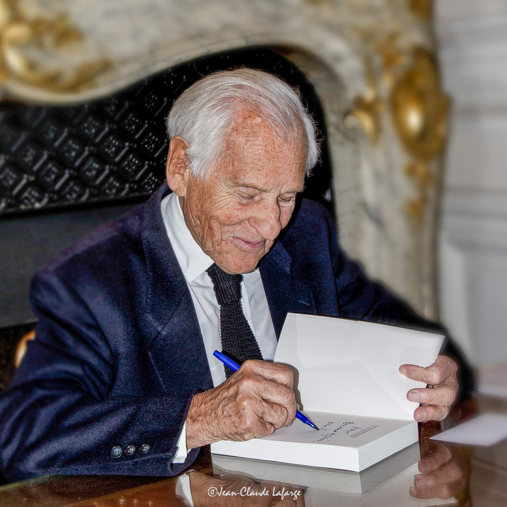 Jean d'Ormesson Académicien dédicasse ses livres: "La conversation" et "C'est une chose étrange à la fin que le monde" au "Salon du livre d'histoire 2011" à la Mairie de Versailles.